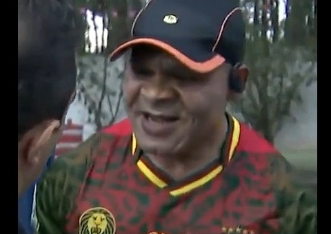 Médico sai correndo ao ser confrontado por bater o ponto e não trabalhar 