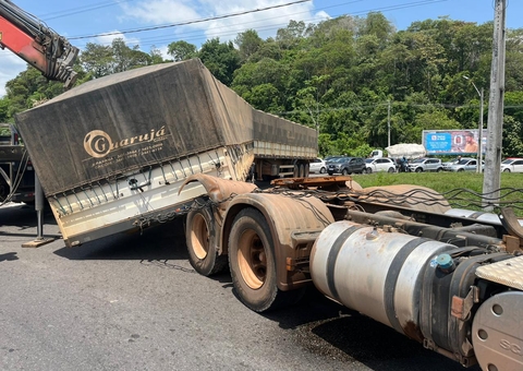 Carga cai de carreta e causa trânsito quilométrico na avenida das Flores