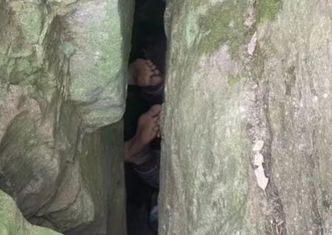 Mulher fica presa de cabeça para baixo durante 7 horas ao tentar pegar celular