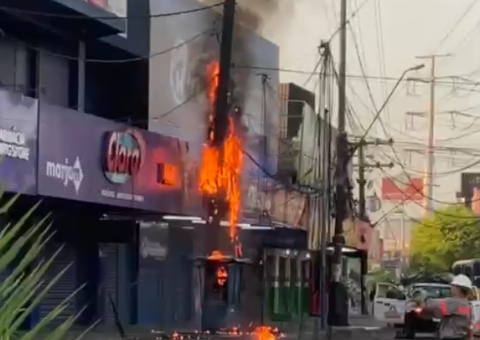 Fiação de poste de energia pega fogo na avenida Grande Circular; vídeo