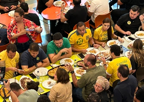 Eduardo Bolsonaro desembarca em Manaus e experimenta culinária amazônica; vídeo