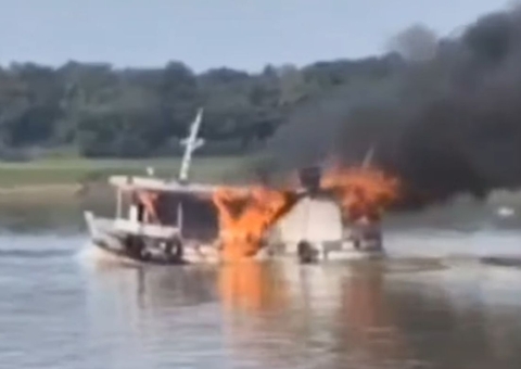 Vídeo: Barco pega fogo no Rio Purus 
