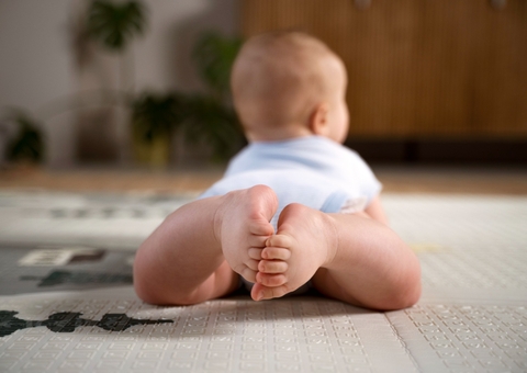 Mãe denuncia monitora de escola por agressões a bebê de 1 ano 