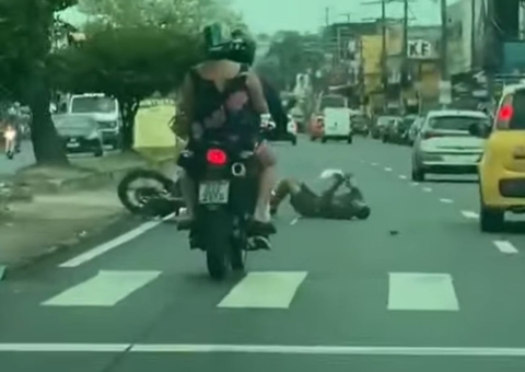 Idoso é atropelado ao passar correndo na faixa de pedestres em Manaus