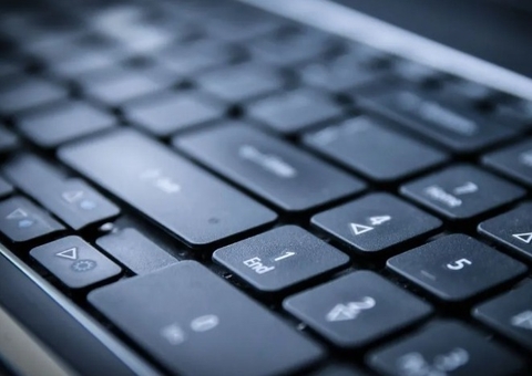 Homem é preso por vazar nudes de adolescente após término de namoro virtual