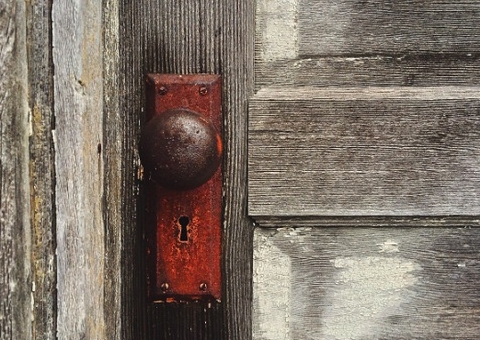 Casal aluga casa e descobre 'passagem secreta' usada por vizinha 