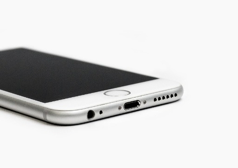 Idoso pede ajuda a passageira para baixar vídeo pornô em ônibus e acaba preso