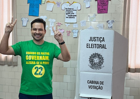 Candidato à prefeitura, Alberto Neto se diz confiante ao votar em Manaus