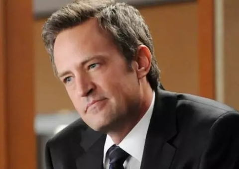 Um ano sem Matthew Perry: Fãs lamentam perda do eterno Chandler Bing