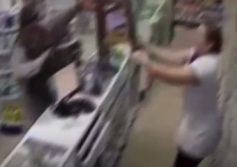 Funcionária dá cadeirada em assaltante e impede roubo em farmácia; vídeo