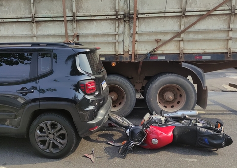 Vídeo: Motociclista fica ferido após bater em carro prensado por caminhão no V8