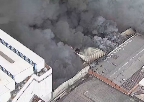 Vídeos: Incêndio atinge shopping no Brás, em São Paulo