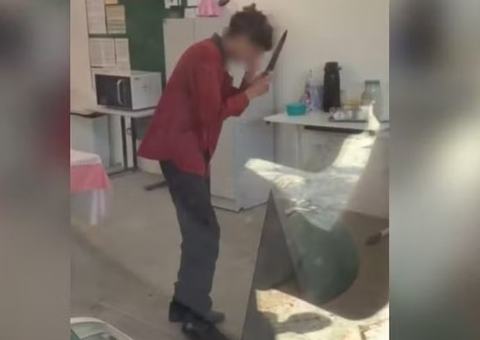 Ex-aluno ataca professora com faca em escola