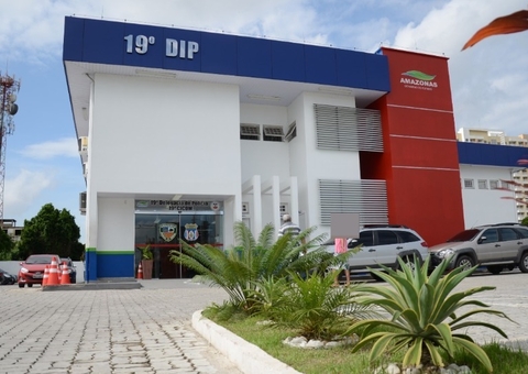 Venezuelana é presa por furtar 18 formas de bolo em supermercado em Manaus