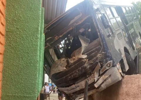 Ônibus desgovernado bate em creche e deixa 12 feridos 
