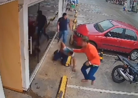 Vídeo mostra gerente de posto sendo arrastado durante assalto em Manaus