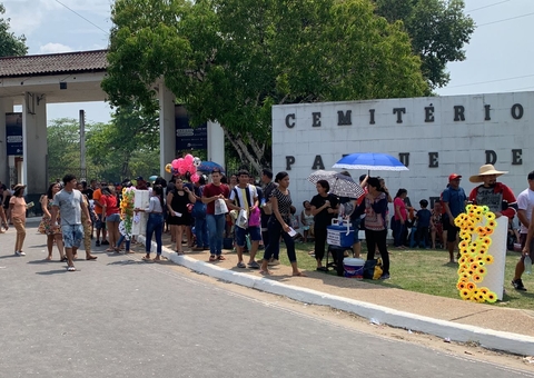 Visitantes lotam cemitérios de Manaus no Dia dos Finados