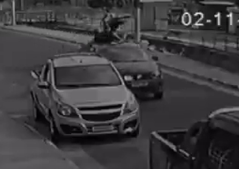 Mulher é arremessada de garupa de moto em acidente no Alvorada; vídeo