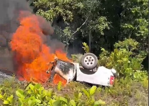 Caminhonete pega fogo após grave acidente envolvendo 3 veículos na BR-174