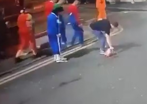 Homem confunde cabeça decapitada com decoração de Halloween na rua
