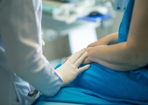 Médico é acusado de fazer aborto à força em namorada grávida