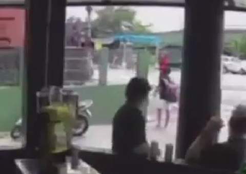 Vídeo: Idoso é atropelado por trem e sobrevive