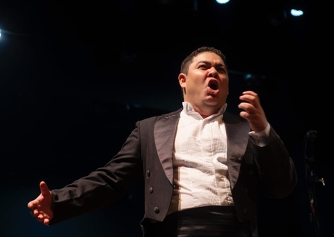 Tenor Miquéias William participa do espetáculo “Chibé, Jacuba e Pirão” no Teatro Amazonas