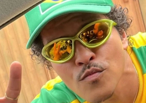 Bruno Mars toma 'latão', pega carona de moto e tira fotos com fãs em BH