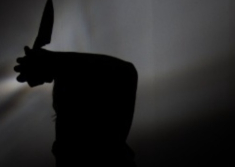 Mulher se irrita com oração e esfaqueia marido 