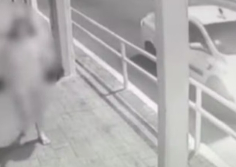 Armado, homem força jovem a entrar no carro para estuprá-la 