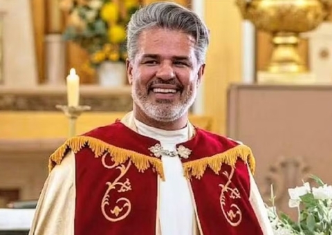 Padre é afastado após vazamento de fotos íntimas com outros homens