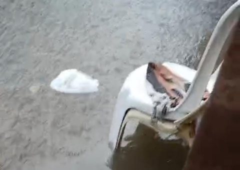 Chuva alaga casas de moradores em Manaus; vídeo