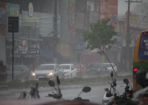 Chuva intensa na Zona Leste aumenta riscos a motoristas; vídeo