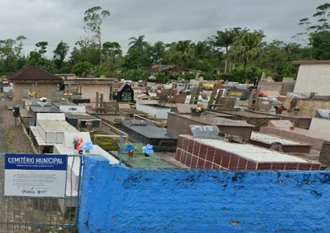 Idoso retira restos mortais da mãe do cemitério e leva para casa
