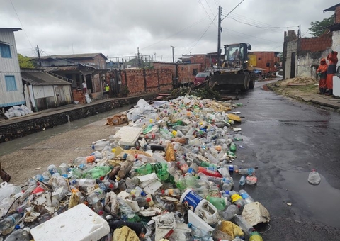Limpeza nas ecobarreiras são intensificadas para conter poluição nos rios