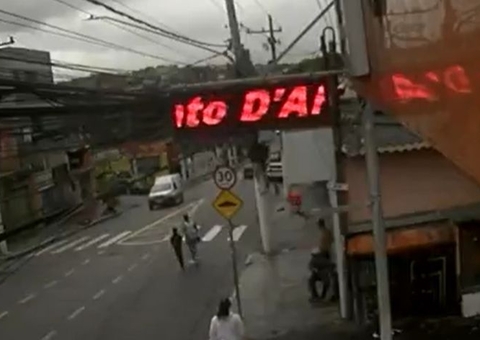 Criminosos roubam carro e atropelam mulher e criança durante fuga; vídeo