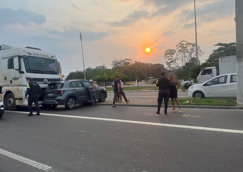 Carro é atingido por carreta ao tentar ‘cortar caminho’ por canteiro central em Manaus