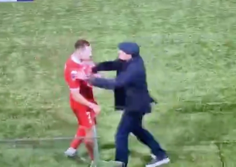 Jogador é agredido por técnico do próprio time após ser expulso de campo; veja vídeo