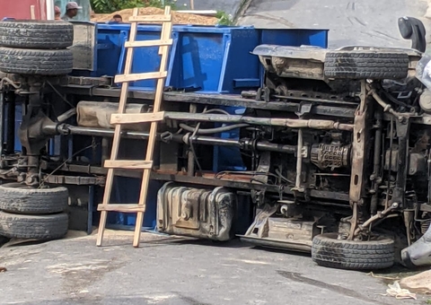 Caçamba carregada de areia tomba ao tentar subir ladeira no Alfredo Nascimento