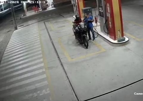 Homem furta moto da PM, abastece e é preso após perseguição