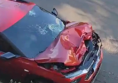 Carro fica destruído em acidente com motociclista no Dom Pedro