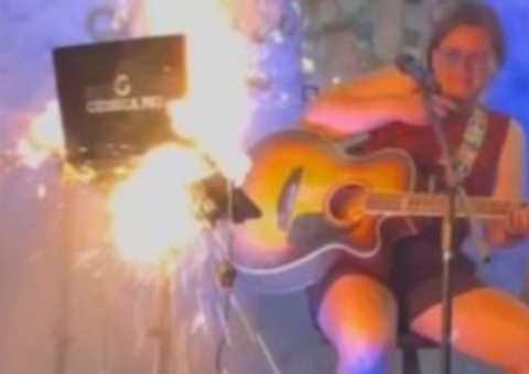 Vídeo: Notebook de cantora pega fogo e explode durante apresentação em bar