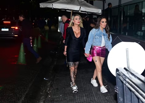 Andressa Urach assume namoro e beija muito influenciadora +18; veja fotos