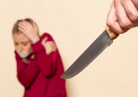 Vereadora eleita é atacada com faca pelo próprio marido dentro de posto de saúde