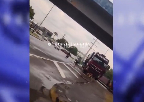 Carreta causa transtorno no trânsito ao tentar fazer retorno na Bola do Coroado; vídeo