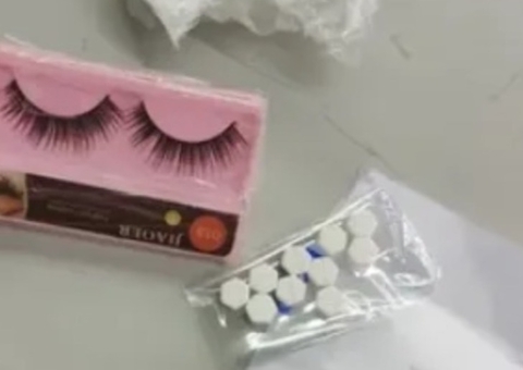 Mulher é presa por vender ilegalmente remédio abortivo em caixa de cílios postiços