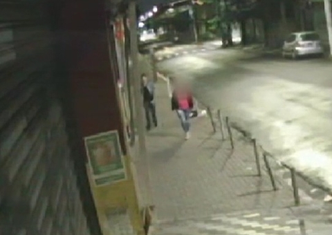 Mulher é atacada por homem desconhecido na rua