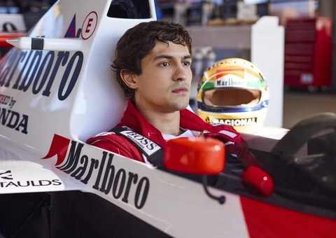 Gabriel Leone diz que precisou 'se apagar' para viver Ayrton Senna na Netflix