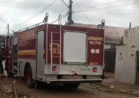 Incêndio atinge casas e deixa criança e adolescente mortos