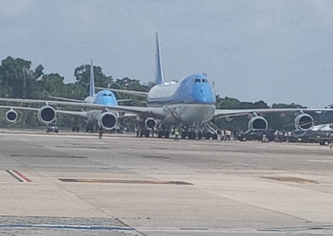 Acompanhado da filha e da neta, presidente Joe Biden sobrevoa Manaus 